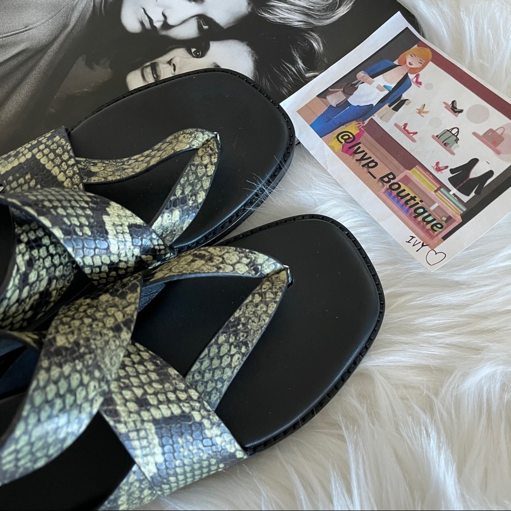 Vince Morris Leather Thong Sandals - Picture 3 of 8